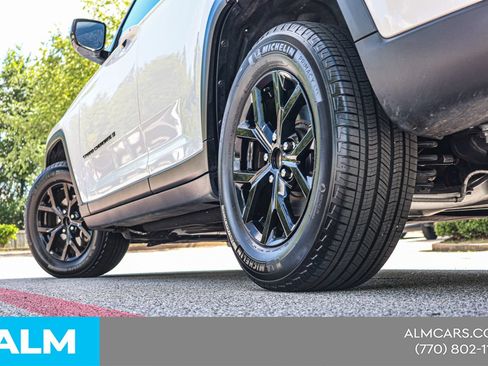 Used 2025 Jeep Grand Cherokee Altitude AWD/4WD image 16