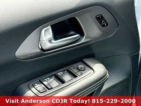 New 2026 Chrysler Pacifica Select FWD image 9