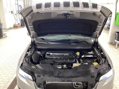 Used 2019 Jeep Cherokee Latitude Plus w/ Comfort/Convenience Group AWD/4WD image 15