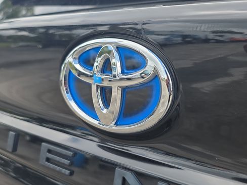 Used 2024 Toyota Sienna XLE FWD image 9