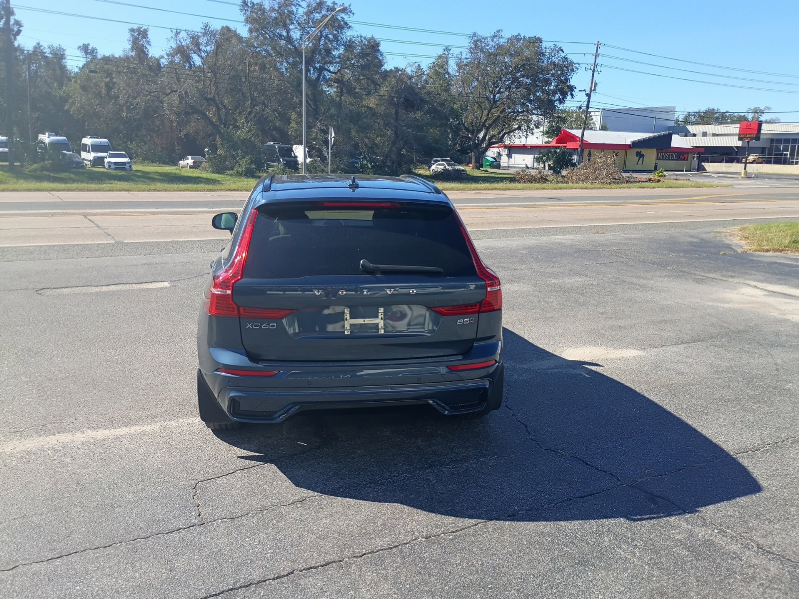 Used 2024 Volvo XC60 B5 Plus w/ Protection Package Premier AWD/4WD image 3