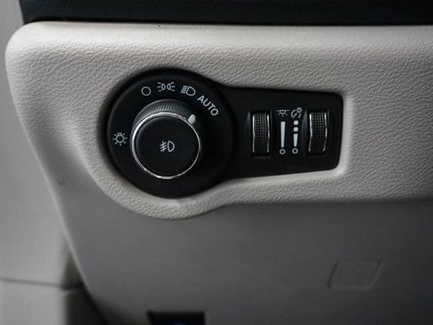 Used 2023 Chrysler Pacifica Touring-L FWD image 8