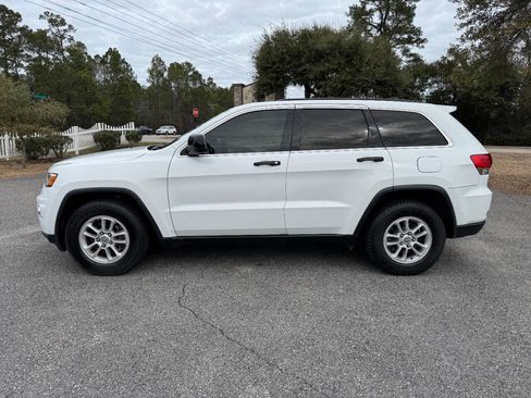 Used 2019 Jeep Grand Cherokee Laredo image 3