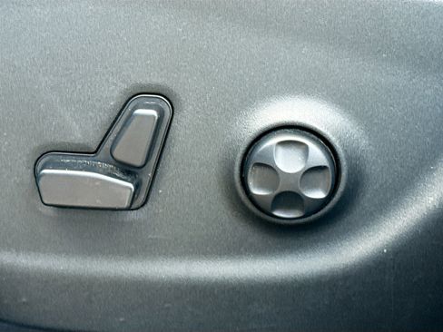 Used 2019 Jeep Cherokee Latitude Plus w/ Comfort/Convenience Group image 24