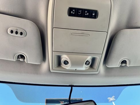 Used 2015 Chrysler Town & Country Touring w/ Driver Convenience Group image 28