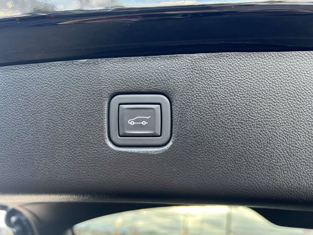Used 2025 Chevrolet Blazer LT FWD image 12