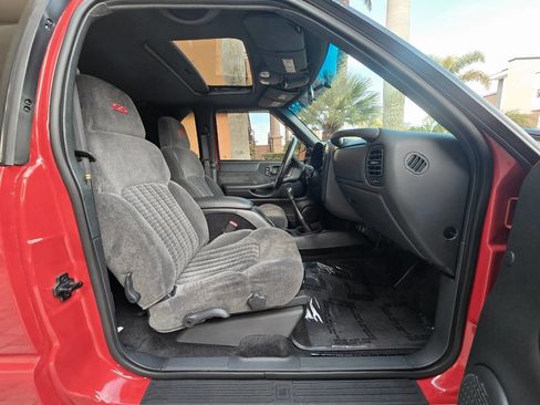 Used 2001 Chevrolet Blazer Xtreme w/ Preferred Equipment Group image 19