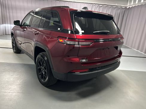 Used 2025 Jeep Grand Cherokee Altitude AWD/4WD image 5