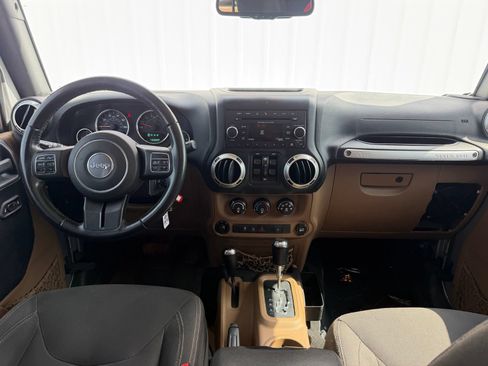 Used 2016 Jeep Wrangler Unlimited Rubicon w/ Connectivity Group AWD/4WD image 12