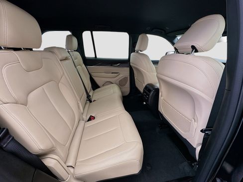 Used 2025 Jeep Grand Cherokee Limited image 19