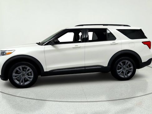 Used 2022 Ford Explorer XLT w/ Equipment Group 202A AWD/4WD image 2