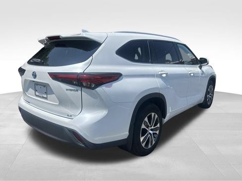 Used 2022 Toyota Highlander XLE AWD/4WD image 5