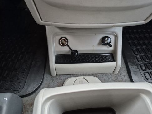 Used 2010 Volkswagen Routan SE FWD image 28