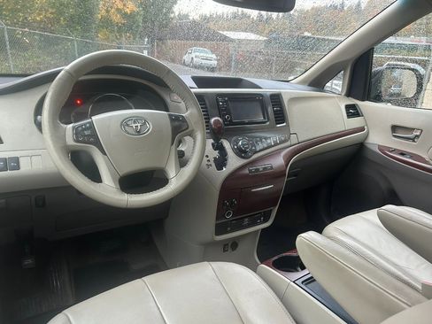 Used 2013 Toyota Sienna XLE image 15