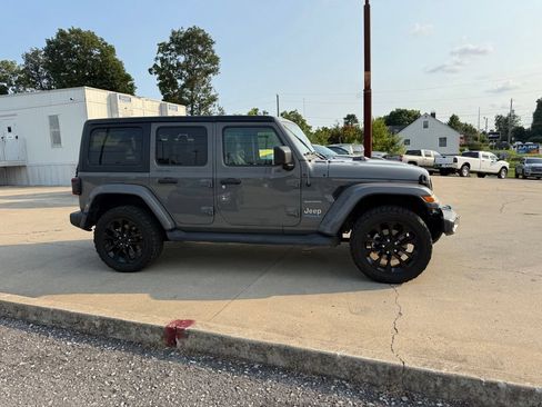 Used 2022 Jeep Wrangler Unlimited Sahara AWD/4WD image 5