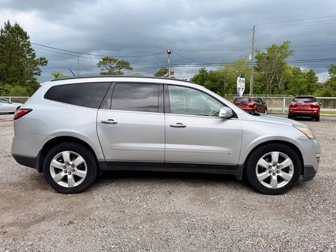 Used 2017 Chevrolet Traverse LT w/ Style and Technology Package FWD image 4