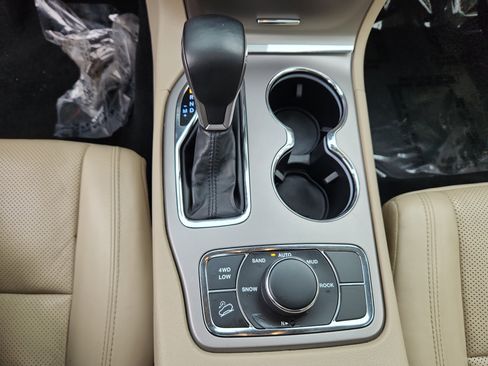 Used 2020 Jeep Grand Cherokee Limited w/ Luxury Group II image 16