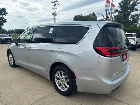 Used 2024 Chrysler Pacifica Touring-L FWD image 5