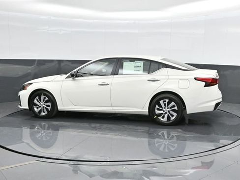 Used 2025 Nissan Altima 2.5 S FWD image 9