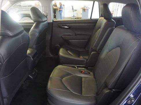 Used 2025 Toyota Highlander XLE FWD image 21