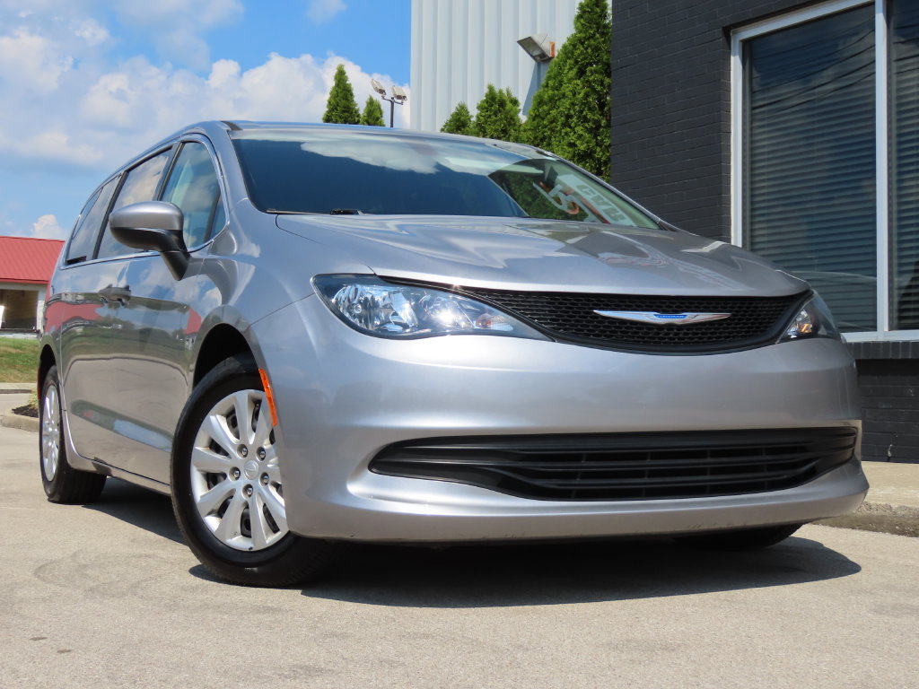 Used 2018 Chrysler Pacifica L FWD image 2