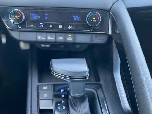 Used 2025 Hyundai Elantra SEL w/ Cargo Package image 18