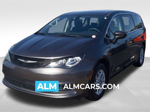 Used 2022 Chrysler Voyager LX image 1