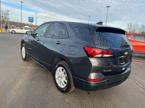 Used 2022 Chevrolet Equinox LS w/ LS Convenience Package image 3