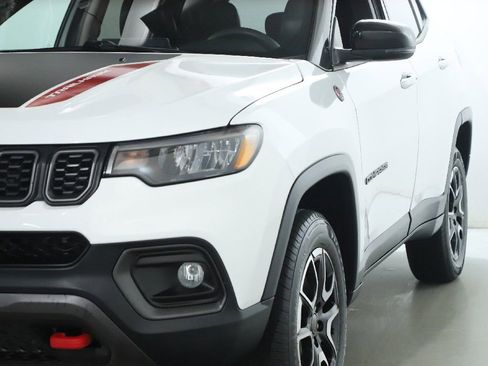 Used 2025 Jeep Compass Trailhawk AWD/4WD image 5