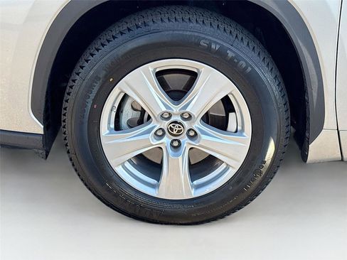 Used 2024 Toyota Highlander LE image 35