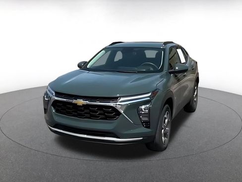 Used 2025 Chevrolet Trax LT FWD image 6