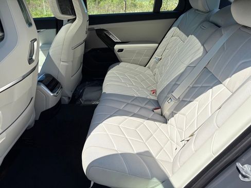 Used 2025 BMW 760i xDrive w/ Luxury Rear Seating Package image 19