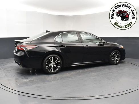 Used 2019 Toyota Camry SE image 6