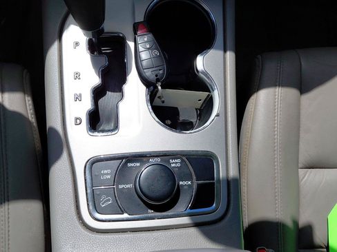 Used 2012 Jeep Grand Cherokee Laredo AWD/4WD image 26