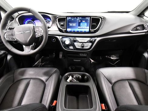 Used 2025 Chrysler Pacifica Select FWD image 3