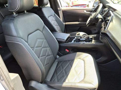 Used 2025 Volkswagen Atlas Cross Sport SE FWD image 31