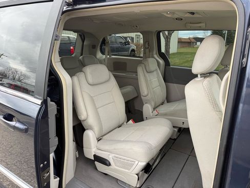 Used 2009 Chrysler Town & Country Touring FWD image 17