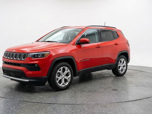 Used 2025 Jeep Compass Latitude image 3