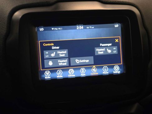 Used 2018 Jeep Renegade Latitude w/ Cold Weather Group AWD/4WD image 13