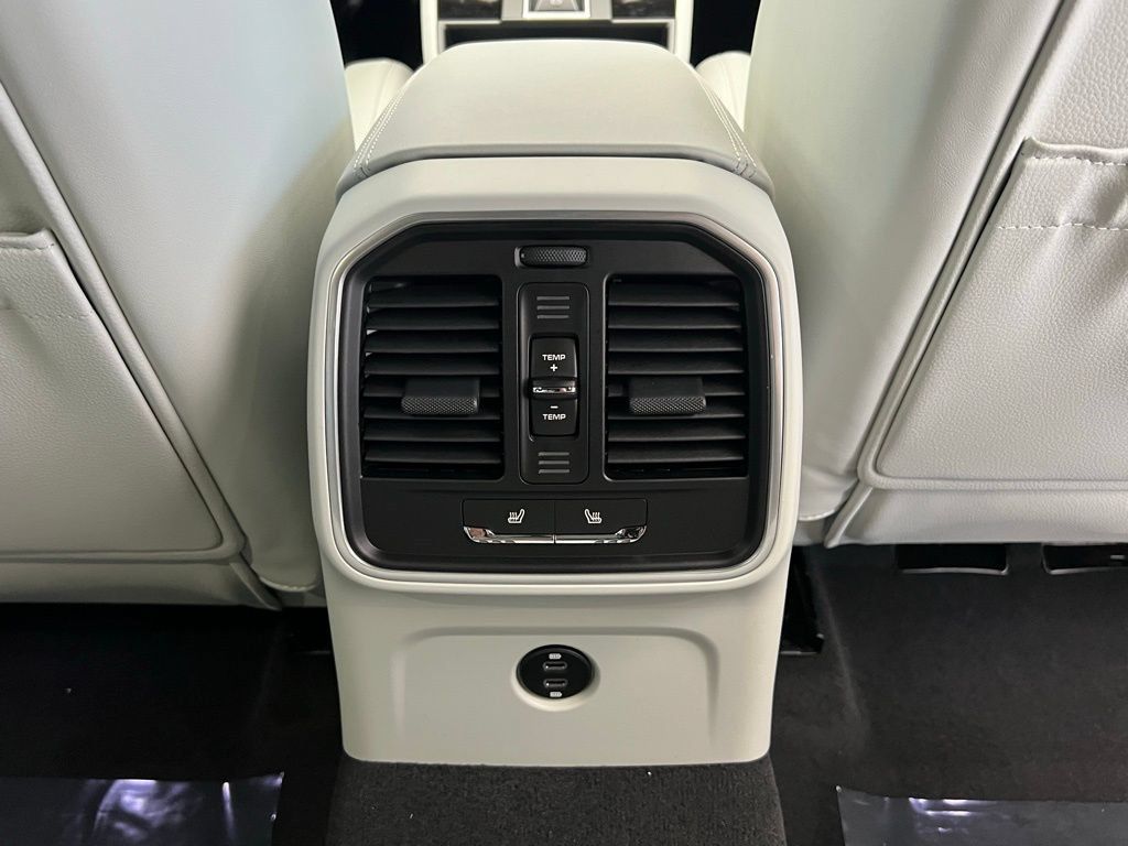 Used 2026 Porsche Macan AWD/4WD image 17