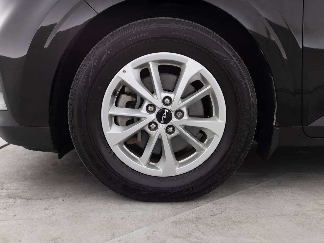 Used 2023 Kia Carnival LX FWD image 17