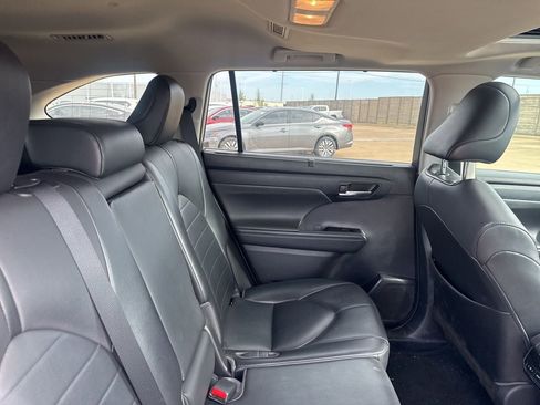 Used 2021 Toyota Highlander XLE FWD image 32