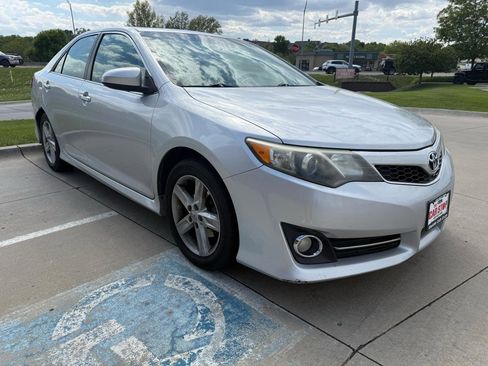 Used 2012 Toyota Camry SE w/ Leather Pkg FWD image 4