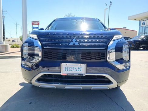 Used 2024 Mitsubishi Outlander SE image 2