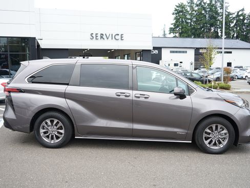 Used 2021 Toyota Sienna LE image 2