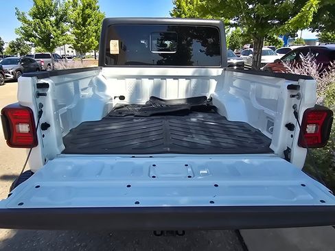 Used 2020 Jeep Gladiator Rubicon AWD/4WD image 16