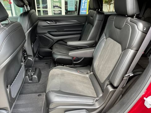 Used 2025 Jeep Grand Cherokee L Altitude AWD/4WD image 17
