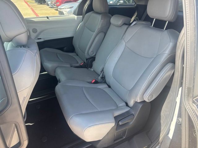 Certified 2025 Toyota Sienna XLE FWD image 8