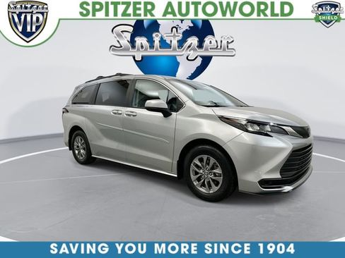 Used 2024 Toyota Sienna LE image 2