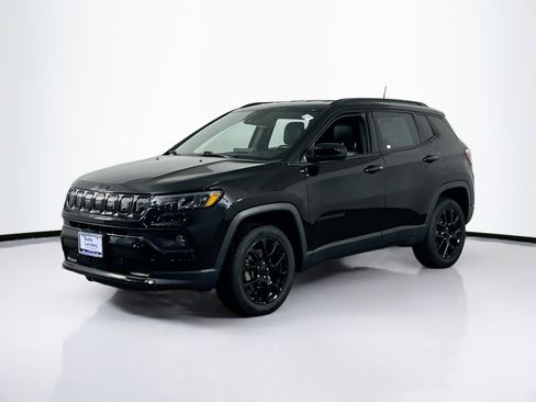 Used 2022 Jeep Compass Latitude w/ Convenience Group AWD/4WD image 1